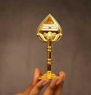 Yuktha Eternals Sri Murugan Shanmugan Vel Idol Figur aus Metall, für Auto, Armaturenbrett, Pooja, Zimmer und Büro, dekorativ, silberfarben und goldfarben, Größe: 7 cm