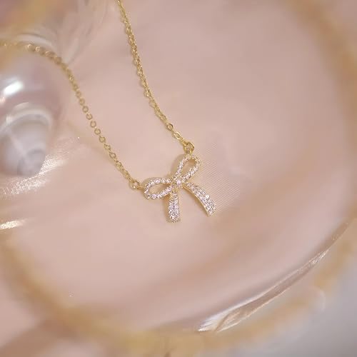 Collier plaqué or qui ne ternit pas avec nœud en zircon brillant