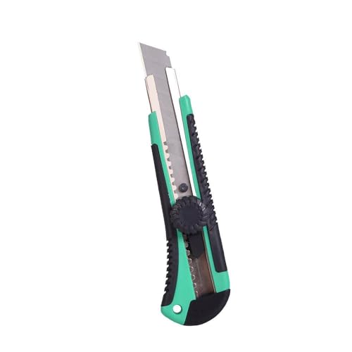 Cúter retráctil de 18 mm en verde y negro, diseño de acero inoxidable. Tiene bloqueo, empuñadura ergonómica y rueda antideslizante. Dimensiones: 3x16x4.5 cm, ideal para cortes precisos.