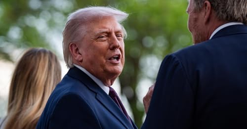 Secondo Trump i medici si vestono come Ges&ugrave;