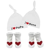 Chaussettes et Chapeaux pour Bébé Mignons: Ces chapeaux et chaussettes pour bébé blancs sont imprimés avec des mots chauds (I love papa, I love mama) et une forme de cœur doux, ils ont l'air si mignons et spéciaux, parfaits pour être utilisés comme cadeau de douche pour bébé à vos amis ou à votre famille qui ont un petit bébé. Et les parents peuvent également utiliser ce papa maman chapeaux bébé et chaussettes de coeur nouveau-né pour prendre du plaisir et belle photo avec votre bébé précieux.