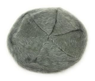 Béret vert mohair pour balades d'hiver et sorties parisiennes chics