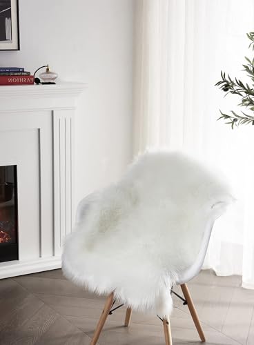 JXLOULAN Faux Lammfell Schaffell Teppich Weiß 50x80 cm, Longhair Flauschiger Teppich Wohnzimmer Deko, Weicher Fell Carpet für Stühle Sofa Schlafzimmer Kinderzimmer