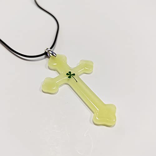 Collier résine phosphorescente avec croix trèfle artisanale de qualité