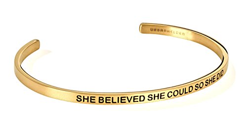 Preisvergleich Produktbild URBANHELDEN - Armreif mit Gravur - Damen Schmuck Inspiration Motivation - Verstellbar, Edelstahl - Armband mit Spruch"She believed she could so she did" - Gold