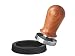 Produktbild scarlet espresso | Tamper »Perfetto« für Barista; auf 35 lbs Anpressdruck kalibiriert; mit Alu- oder Edelholzgriff und Präzisions-Edelstahlbasis (Set: Sandelholz - Rot, 51 mm & Tamperablage)