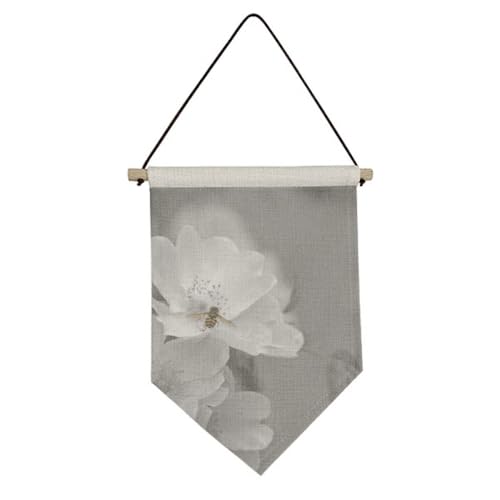 Drapeau en toile fleurs noires et blanches pour habiller un mur vide facilement