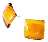 Pendientes pequeños, cuadrados de vidrio color topacio montados en plata. Diseñados y producidos por Anna Marco