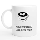 Tasse More Espresso Less Depresso | Lustige Kaffeetasse mit Spruch für Kaffeejunky als Geschenk für Büro Kollege Kollegin | Geschenk für Kaffeeliebhaber (Weiss More Espresso)