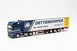 LKW AUS BAYERN: Eine weitere Bedruckungsvariante auf Basis des noch neuen 15m-Aufliegers bringt die Spedition Dettendorfer aus dem bayerischen Nußdorf. Das Modell erscheint im bekannten Design, ergänzt durch die gelbe Markierung, die auf die verlängerte Aufliegervariante hinweist.