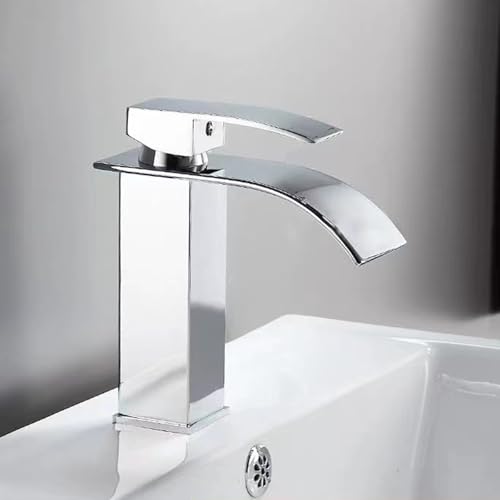 Grifo monomando de lavabo dorado para renovar el baño principal con salida de cascada