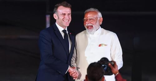 Macron come Trump: la politica (e i viaggi) estera come antidoto