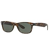 Un ritorno alle origini di Ray-Ban con il modello da sole New Wayfarer Classic. Ispirati alla forma iconica del classico modello Wayfarer, questi occhiali offrono una versione aggiornata con una montatura un po' più piccola e forme leggermente più morbide.