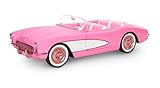 Diese glänzende Corvette mit Vintage-Silhouette verfügt über eine Retro-Lackierung, Weißwandreifen, Chromfelgen und – was noch? Zwei Barbie-Nummernschilder.