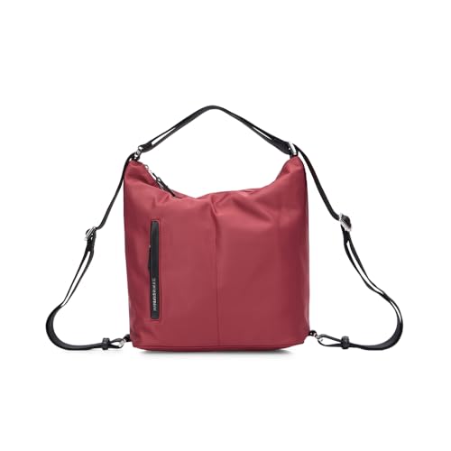Nuova versione media del nostro iconico modello trasformabile che diventa zaino o borsa con un solo gesto a seconda delle necessità: nylon lucido, dettagli a contrasto nero/testa di moro (a seconda delle colorazioni), accessori metallici coordinati e logati restano caratteristici di questa linea. il modello presenta un vano principale chiuso da zip, con taschine interne, e una tasca a scomparsa frontale e spallacci in nastro.