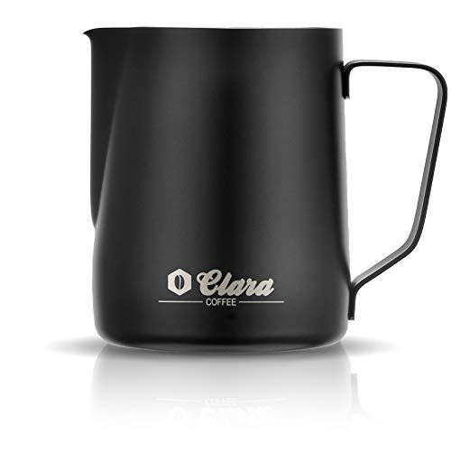 Clara Coffee Milchkännchen schwarz mit Skala 350ml aus Edelstahl | Barista Zubehör zum Aufschäumen von Milch für Latte Art | Perfekt für Cappuccino und Co