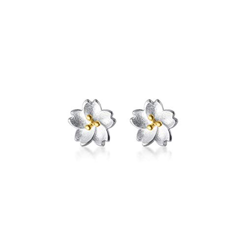 Aretes de flores blancas perfectos para lucir como invitada en bodas de día