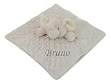 Doudou o mini-mantita para el sueño del bebé BORDADO CON EL NOMBRE DEL BEBÉ. Tejido extra - suave y confortable. Medidas: 30x30cm. Diseño: confeccionado en tejido minky gris, forma de elefante.