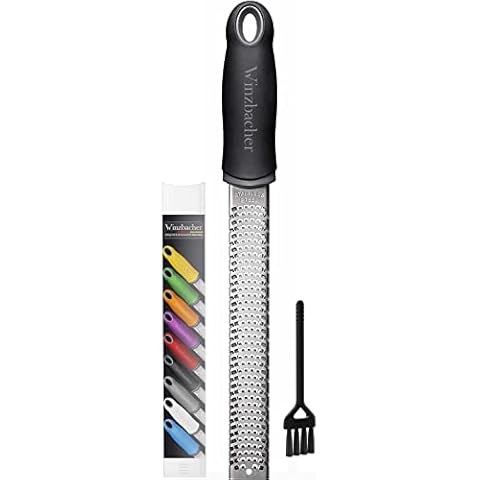 Winzbacher® - Premium Zester Reibe I Parmesanreibe, Zitronenreibe, Muskatnuss Reibe, Ingwerreibe u.v.m. I rasiermesserscharfe Edelstahl Klinge I Spülmaschinenfest I inkl. Schụtz & Reinigungsbürste Cover
