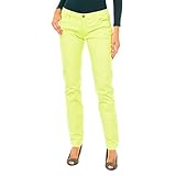 Nos pantalons droits offrent un style classique et intemporel, parfait pour le travail ou les sorties décontractées, offrant un look toujours élégant.