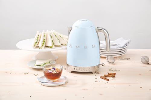 Smeg, Bouilloire à Température Variable KLF04PBEU 1,7 L, Plusieurs Température, Filtre Anticalcaire Lavable, Arrêt Automatique de Sécurité, Indicateur Niveau d'Eau, Range Câble, 2400W, Bleu Azur