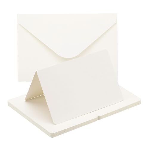 Cartes de note vierges pliées en deux et enveloppes pour un mariage DIY