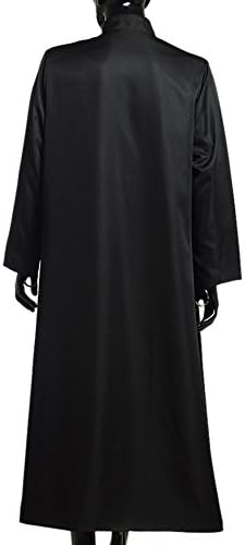 Nun in Een Cassock Houdt Een Pistool Tegen De Kwaadwillendheid Stock Foto - Afbeelding van