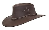 Aus griffigem Rindsleder gefertigt, mit geschwungener Krempe und mittlerer Hutblockhöhe. Belüftungsösen rechts und links, sorgen für eine ausreichende Luftzirkulation. Ösen für das Kinnband befinden sich innen liegend.