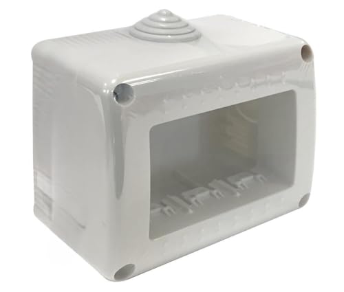 Caja de superficie de 3 módulos, ideal para instalaciones eléctricas y distribución de corriente en espacios variados.