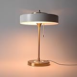 Materiales de alta calidad y estructura elegante: Lámparas de mesa fabricada en aluminio resistente con acabado dorado, esta lámpara combina durabilidad y sofisticación. La pantalla disponible en blanco o negro añade un contraste refinado y atemporal.