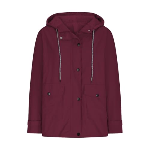 Veste imperméable femme pour rester au sec sous la pluie avec style