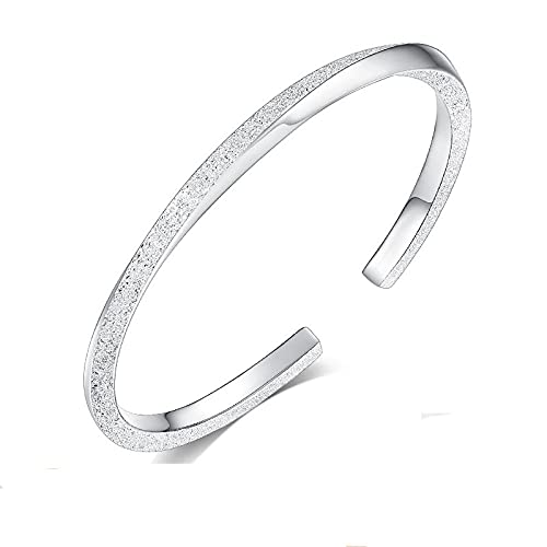 Brazalete mate de plata para lucir en cenas especiales y eventos elegantes