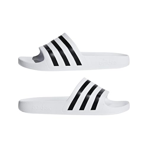 Adidas Adilette Aqua Badeschuhe seitlich gezeigt auf nasser Poolkante mit Wasserperlen.