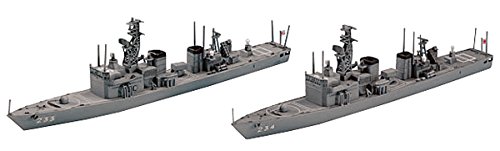 Diorama naval moderne avec la maquette JMSDF DE-233 Chikuma / DE-234 Tone au 1/700