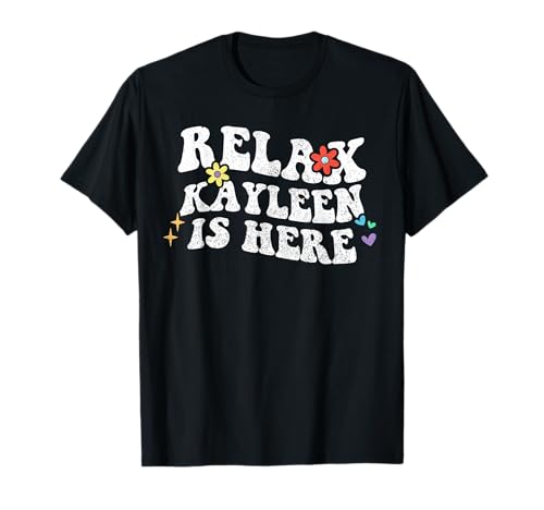 Retro Groovy Relax Kayleen Is Here Funny Nombre del Día de la Madre Camiseta