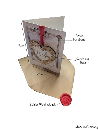 Woodland Mail Hochzeitskarte mit rustikalem Holzanhänger in Herzform auf der Vorderseite mit detaillierter Gravur und dem Wort Liebe eingraviert (Hochzeitskarte)