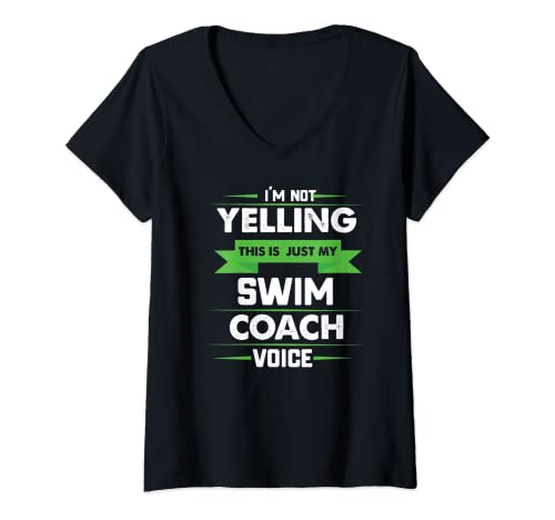 Mujer No estoy gritando esto es solo mi entrenador de natación Tee Entrenador de voz Camiseta Cuello V