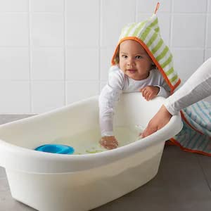 Baignoire pour bébé Ikea LATTSAM pour éviter les glissades dans la douche