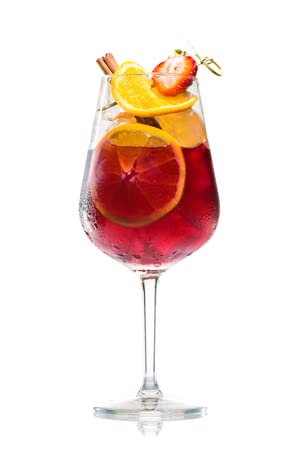 Cuadro de madera 30 x 50 cm: cóctel alcohólico bomba cazador con palitos de canela, fresa y pomelo en copa de vino aislado sobre fondo blanco(105528482)