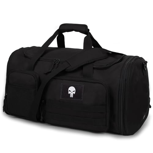Borsa da Cabina Multifunzione La borsa da palestra per uomo è dotata di una fascia posteriore che permette di fissarla facilmente ai trolley da viaggio, lasciando le mani libere per viaggiare in tutta comodità. Il sistema MOLLE consente di agganciare moschettoni, borracce o altri accessori, ideale per escursioni e campeggio. Un perfetto equilibrio tra praticità e versatilità per affrontare viaggi di lavoro, attività all’aperto e allenamenti quotidiani.
