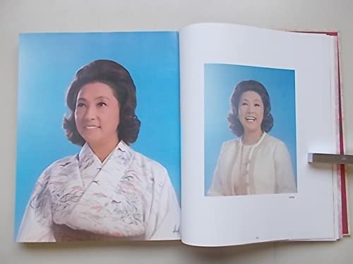 Amazon.co.jp: 高峰三枝子写真集 薔薇よ永遠に 昭和52年 : おもちゃ