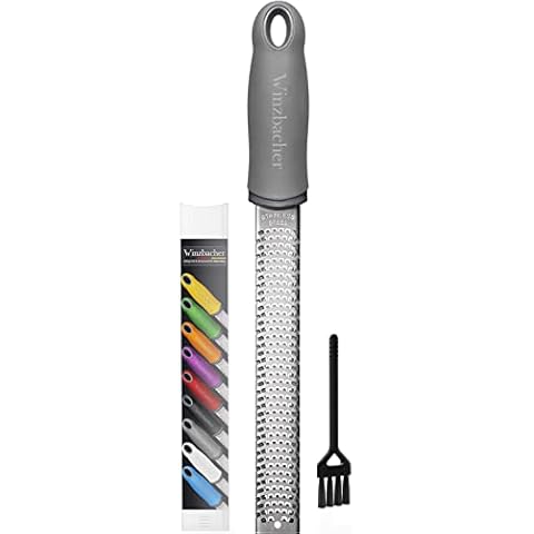 Winzbacher - Premium Zester Reibe I Parmesanreibe, Zitronenreibe, Muskatnuss Reibe, Ingwerreibe u.v.m. I rasiermesserscharfe Edelstahl Klinge I Spülmaschinenfest I inkl. Schụtz & Reinigungsbürste Cover