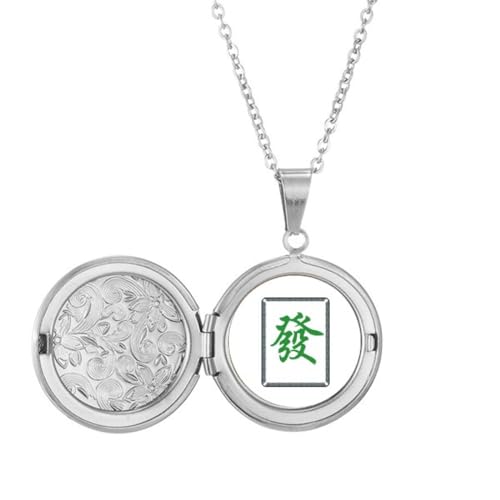 Collier avec médaillon mahjong vert idéal pour un look branché