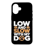 Ti piace fumare lentamente barbecue, appeso alla griglia mentre il tuo fedele cane si raffredda al tuo fianco. Questo slogan Low And Slow With My Dog riunisce il tuo stile di fumo nel cortile, l'orgoglio per gli amanti dei cani, le vibrazioni della cucina e l'energia del fine settimana estivo.
