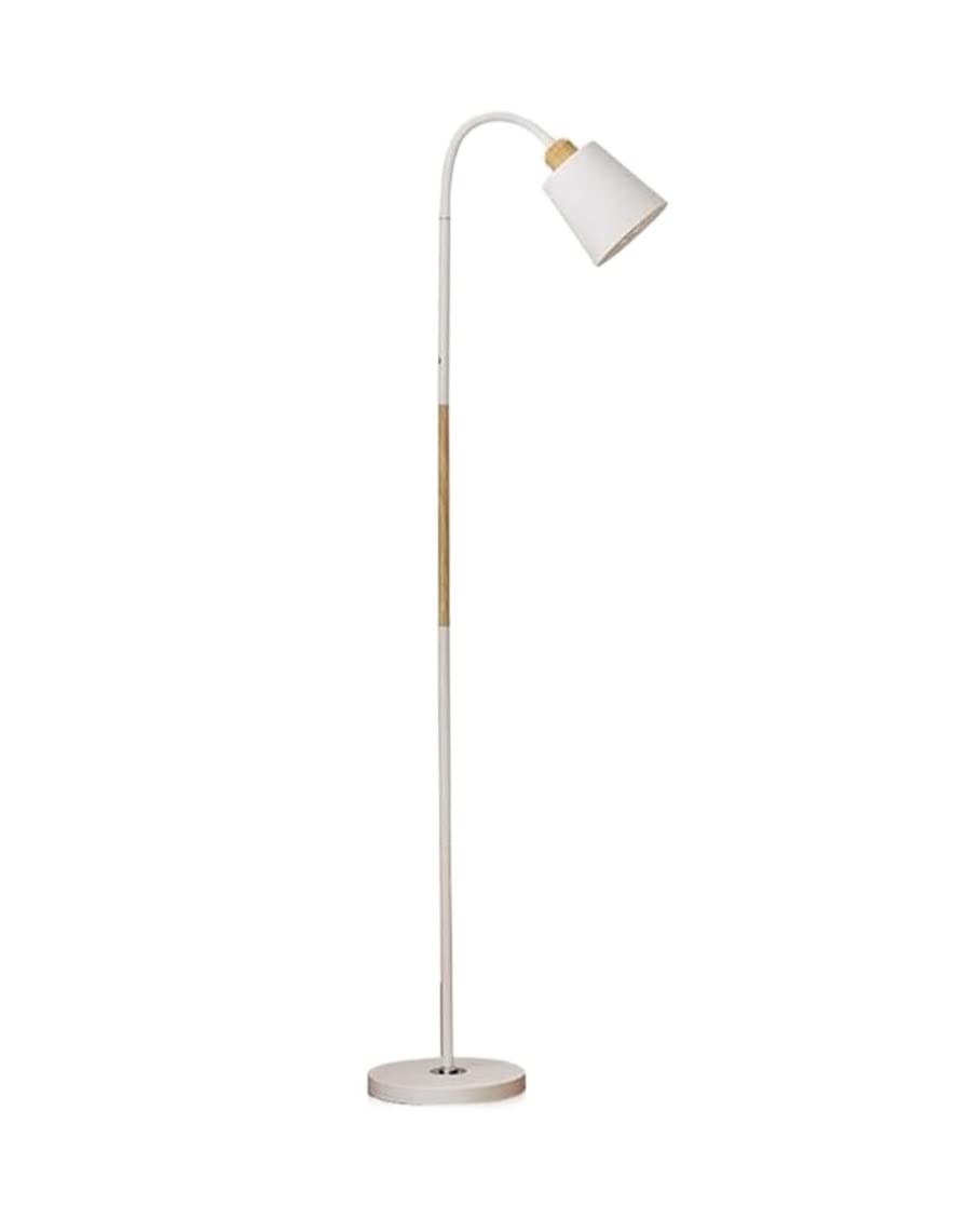 Lámpara de pie alta de diseño simple y esquina con detalles en madera