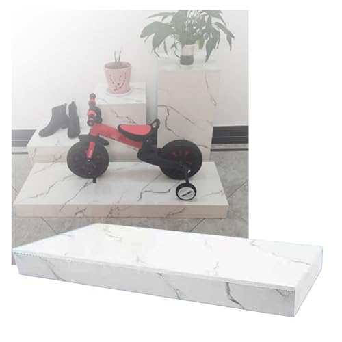 Socle carré pour magasin de vêtements et aménagement de vitrine