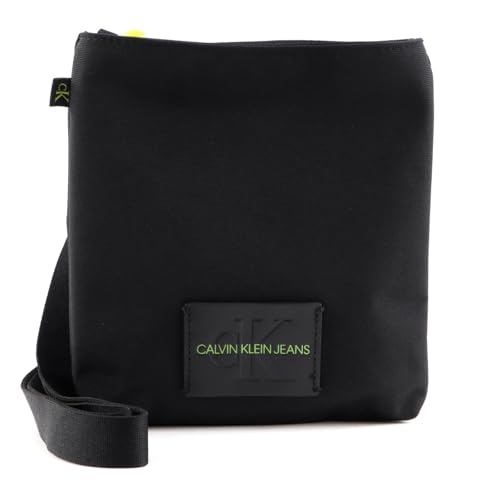 Questa Calvin Klein borsa completa perfettamente i tuoi outfit. Il design chic è facile da combinare e dà ai tuoi outfit quel qualcosa di certo. Inoltre, il borsa a tracolla ha un ampio scomparto principale, che fornisce abbastanza spazio di archiviazione. Dimensioni: 21 x 21 x 4 cm