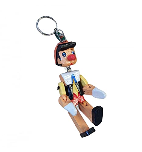 Fatto a mano, questo grazioso Pinocchio vi immergerà nei vostri ricordi d'infanzia. Appendi questo grazioso portachiavi dove vuoi: alla tua borsa, al passante dei jeans o alle chiavi della tua auto. Questo pantino incernierato ti seguirà ovunque!