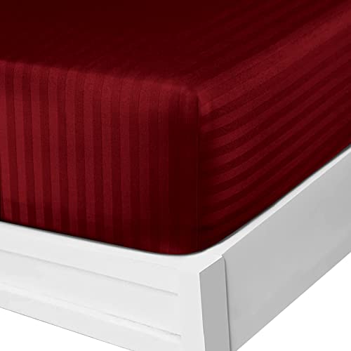 YORKSHIRE BEDDING Drap-housse pour lit king size 25 cm - Drap-housse super doux en microfibre brossée anti-plis, respirant et résistant à la décoloration (rayures bordeaux) Cover