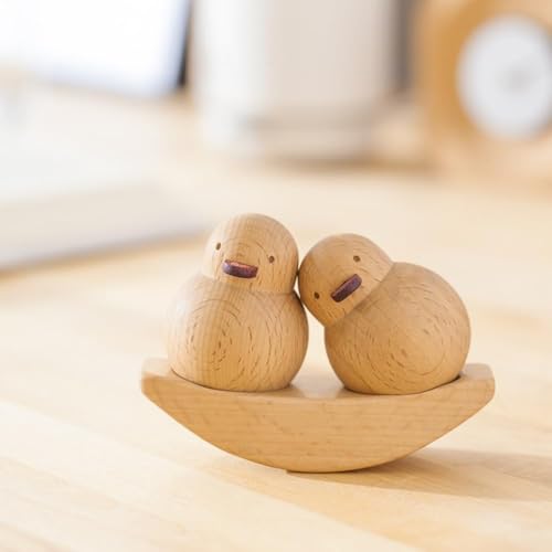 【Vilom】天然木のぬくもりと素朴なかわいさが魅力の木製アヒルおもちゃ。やさしい黄色と丸みのあるフォルムが子どもの好奇心を刺激。インテリアにもなじむ癒しのデザインで、遊びと飾りの両方に活躍。 [2]